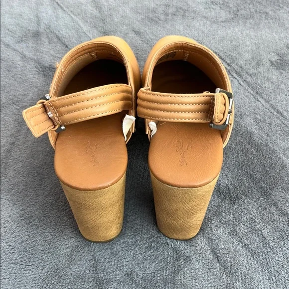 Universal Thread Tan Mules - Picture 4 of 6